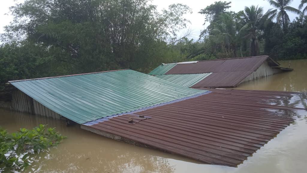 redzuanNewsMPB's tweet photo. Hampir 60 buah rumah di Kampung Tersang  Rantau Panjang, Kelantan tenggelam dengan kebanyakan kediaman hanya nampak bumbung akibat banjir teruk di kawasan itu sejak kelmarin.

45 kawasan juga masih bergelap selepas TNB menutup bekalan elektrik akibat banjir. https://t.co/eUgSqW9AbE