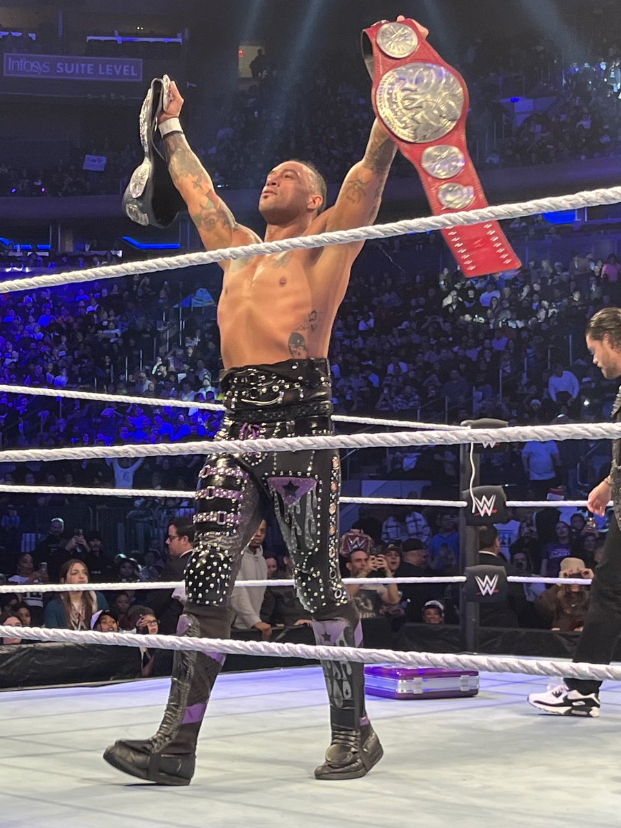 MsHope0621's tweet photo. I’m on an insane high from spending Christmas in NYC w/ the icing on the cake being able to go to my first #WWELive event at #MSG!!! I 💜 @ArcherOfInfamy!!! #AllRise for #SenorMITB!!! #DamianPriest #LiveForever #TheJudgmentDay #TakeItEasy @WWE #WWE #WWEMSG #WWENYC https://t.co/tjjXoknRFF
