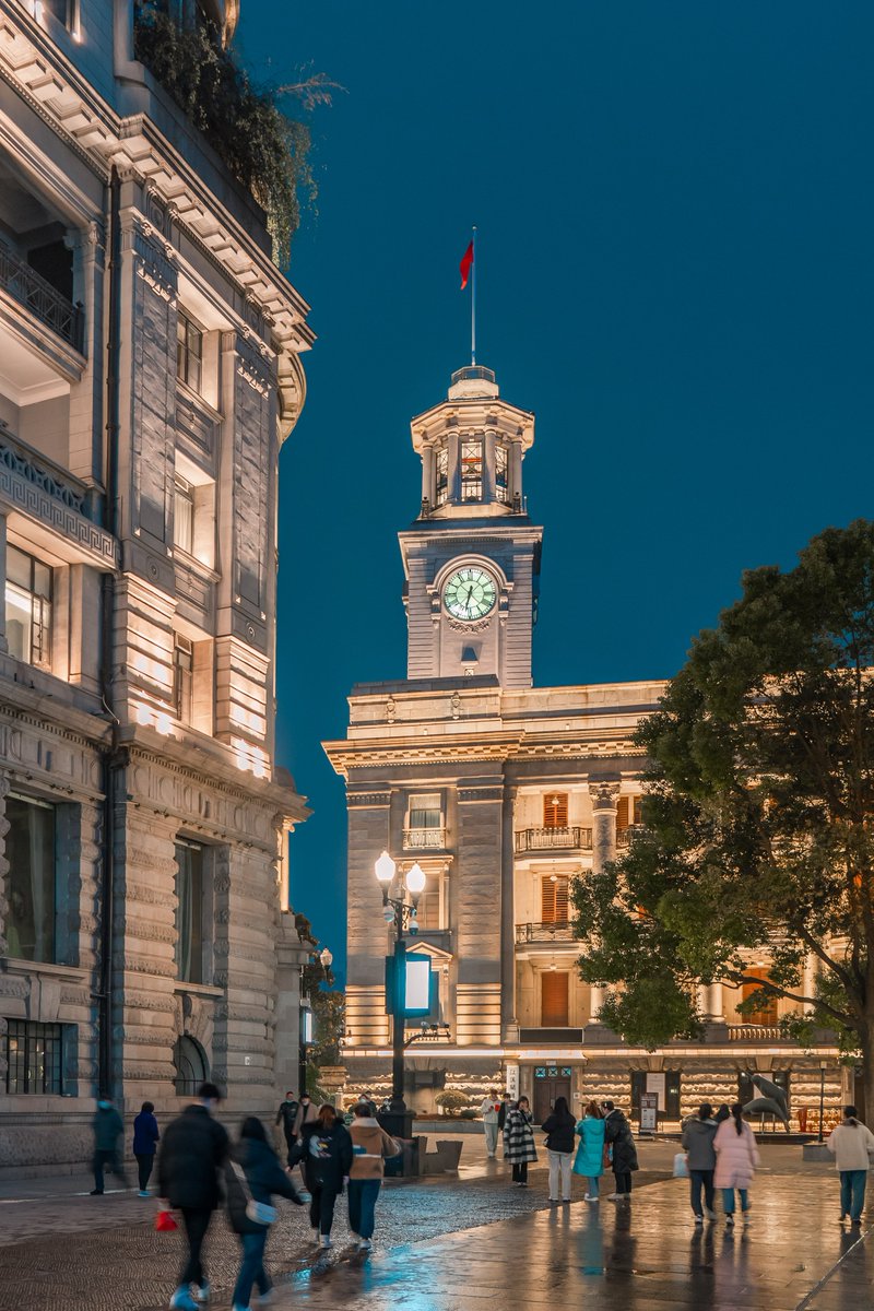 visit_wuhan's tweet photo. Under the bustling nightfall, the majestic Hankow Customs House stands with dignity and solemnity. For a century, it has awakened the memories of every Wuhan resident with its resonant tolling of the heavy bell.
#pastmemory #hanculture #welcometowuhan #dreamywuhan #hereiswuhan https://t.co/d2Cj3n2Omc