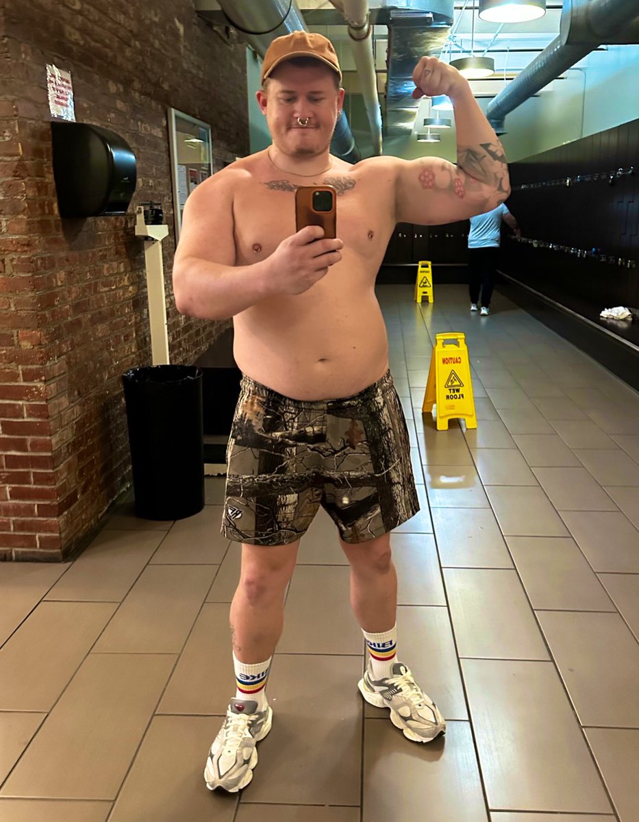 dontmind_xxx_'s tweet photo. Felt kind of like a big lug at the gym today https://t.co/LycOgiq7RQ