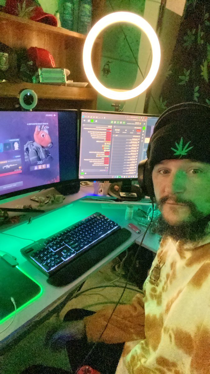 Swizznips's tweet photo. Live on kick. Come say hi and help me reach affiliate. New years giveaway! PlayStation code for MWIII. Get in here and enter!!! #KickStreamer #kickcommunity #Giveaway https://t.co/L9vpDezBuJ