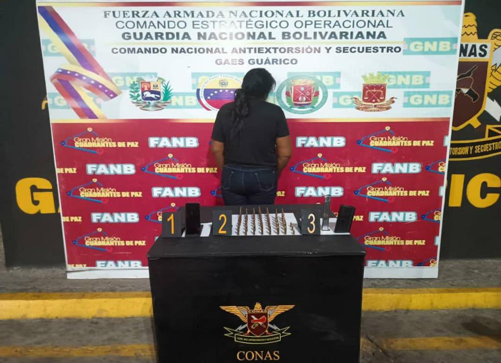 dhernandezlarez's tweet image. Efectivos de la #FANB en el sector Plan Seca de la población de Zaraza, estado Guárico, mediante labores de investigación relacionado a expediente del Ministerio Público por el delito de extorsión, efectuaron la aprehensión de una ciudadana identificada como Glendy De Lourde…