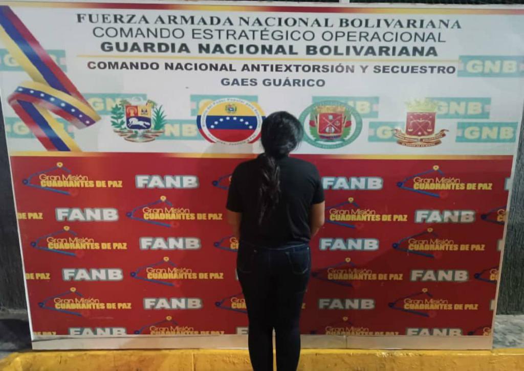 dhernandezlarez's tweet image. Efectivos de la #FANB en el sector Plan Seca de la población de Zaraza, estado Guárico, mediante labores de investigación relacionado a expediente del Ministerio Público por el delito de extorsión, efectuaron la aprehensión de una ciudadana identificada como Glendy De Lourde…