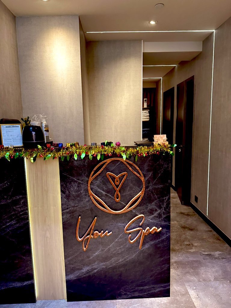 YouSpaHK's tweet photo. 呢個聖誕節 #YouSpa 好多謝你哋嘅來臨！我哋成日都向住聖誕樹粒星星許願，希望更多嘅賓客會嚟同我哋分享節日帶嚟嘅喜悅！不枉我哋Cedric師傅咁辛苦佈置得咁靚，每位賓客嚟到都話好有節日氣氛，我哋超開心！嚟緊都希望好快再返嚟！聖誕快樂！🥰

I’m dreamin’ of a #WhiteChirstmas
Happy Holidays!🥰 https://t.co/JBh5MqJjzm