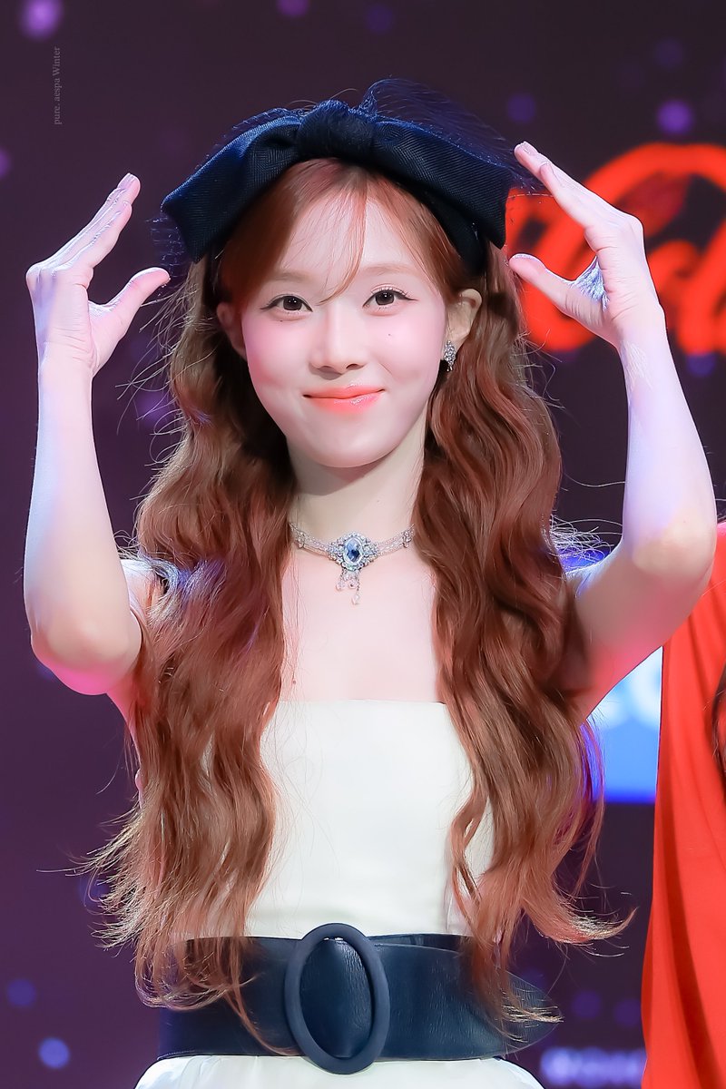purewinter11's tweet photo. 231225 가요대전 
강아디🐶🤎
#aespa #에스파 #WINTER #윈터 https://t.co/7jMJnjPEvk