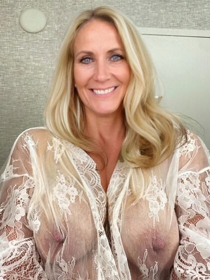 ErynRippin7585's tweet photo. Does this 58-year-old mom without a bra still catch your attention?? send one 💋 if yes https://t.co/XBXy4DCyPe