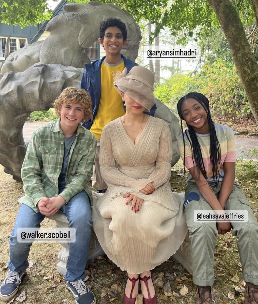 PercyJacksoon's tweet photo. Foto nova do trio com a Medusa para divulgar o episódio 3 de "Percy Jackson e os Olimpianos" 🔱⚡️🐍 https://t.co/AvOv51H5DT