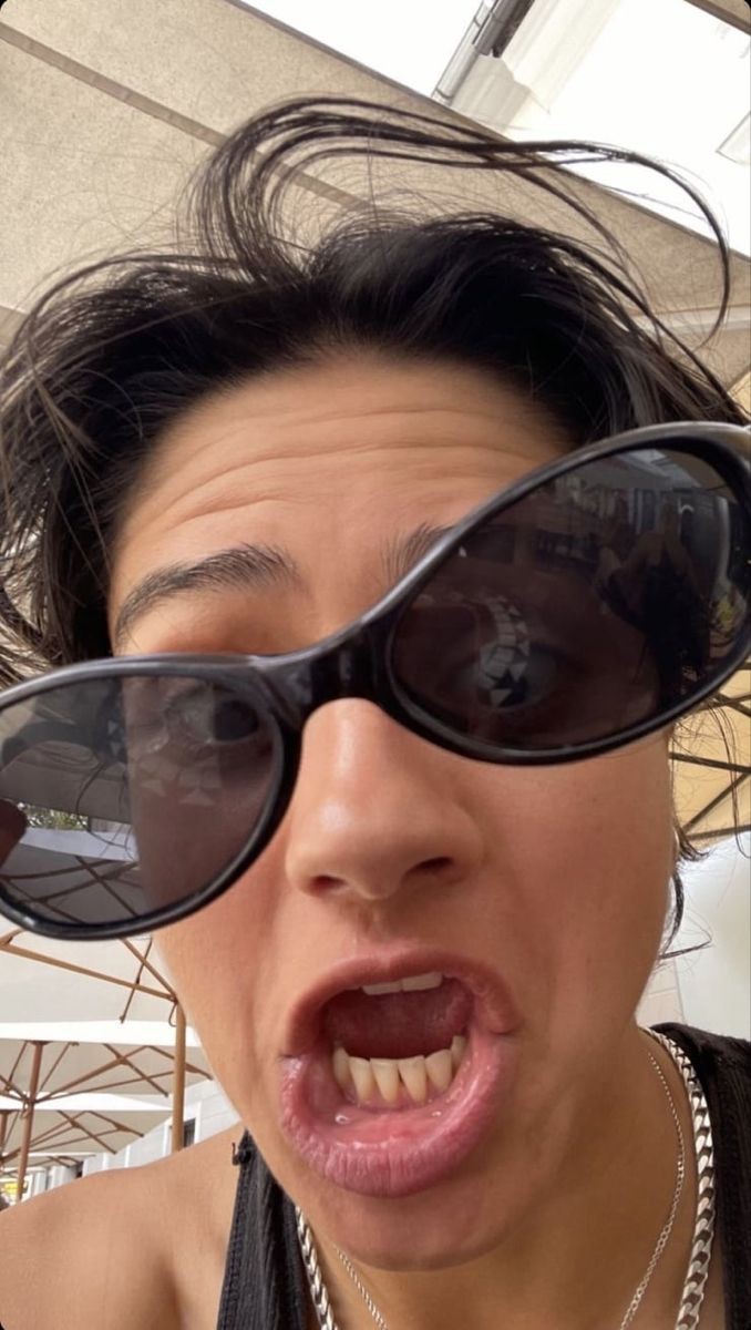 ㅤㅤ ㅤ
ใช้เวลาอยู่หลายวันกว่าเธอจะคุ้นชินกับโลกและของมากมายแสนแปลกตา แต่สิ่งที่เธอชอบที่สุดเห็นจะเป็นเจ้าสิ่งนี้

คาร่าพบมันอยู่ในถ้ำค้างคาวของบรูซ ไม่รู้ว่ามันเรียกว่าอะไร แต่เธอชอบ

“ บรูซ คุณต้องมาดูนี่ ! เจ้านี้เรียกว่าอะไรนะ? ฉันเห็นพวกมนุษย์ชอบใส่กัน ”
ㅤㅤ <a href="/obsoleteheroic/">ᅟ ᅠᅠ𝘁𝗵𝗲ᅠ𝗀𝗁𝗈𝗌𝗍ᅠofᅠᅠ𝐆𝐎𝐓𝐇𝐀𝐌ᅠᅠᅠ</a>