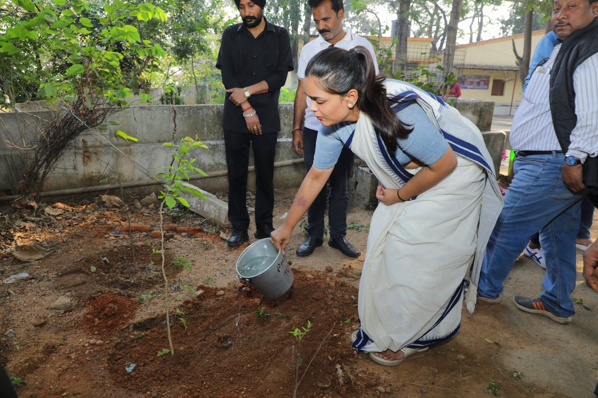 deepalidas95's tweet image. In our pursuit of state development, swift action in environmental protection is crucial. Reflecting this commitment, under the leadership of Hon'ble CM Sj. Naveen Patnaik sir, we conducted a planation drive near the #Jharsuguda Pahadi temple to commemorate the #BjdFoundationDay