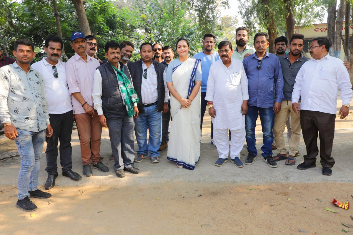 deepalidas95's tweet image. In our pursuit of state development, swift action in environmental protection is crucial. Reflecting this commitment, under the leadership of Hon'ble CM Sj. Naveen Patnaik sir, we conducted a planation drive near the #Jharsuguda Pahadi temple to commemorate the #BjdFoundationDay