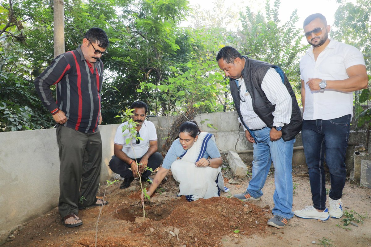 deepalidas95's tweet image. In our pursuit of state development, swift action in environmental protection is crucial. Reflecting this commitment, under the leadership of Hon'ble CM Sj. Naveen Patnaik sir, we conducted a planation drive near the #Jharsuguda Pahadi temple to commemorate the #BjdFoundationDay