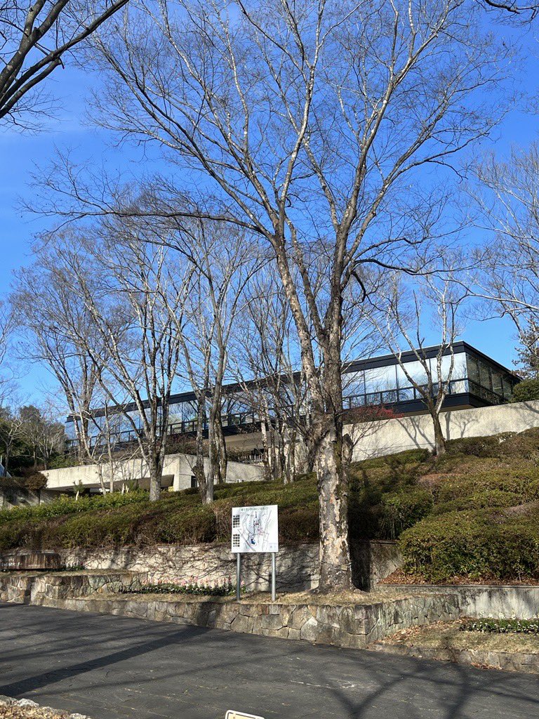 mfthreekingdom's tweet photo. 瀧光雄の最高傑作として名高い、愛知県緑化センター(1975)へ
大地と一体のRC造の上に浮かぶロの字S造。
中央の緑化アトリウムは全面天窓かつ外気と繋がった気持ちがよい空間。オークランド美術館とフォード財��ビルの合わせ技という感じで、時期的にもローチ&amp;ディンケルーからの影響が見て取れる。 https://t.co/rDDouzlAqc
