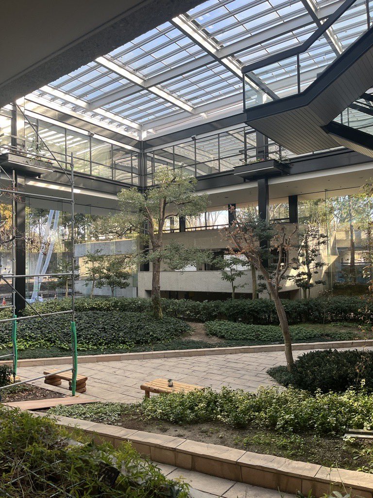 mfthreekingdom's tweet photo. 瀧光雄の最高傑作として名高い、愛知県緑化センター(1975)へ
大地と一体のRC造の上に浮かぶロの字S造。
中央の緑化アトリウムは全面天窓かつ外気と繋がった気持ちがよい空間。オークランド美術館とフォード財��ビルの合わせ技という感じで、時期的にもローチ&amp;ディンケルーからの影響が見て取れる。 https://t.co/rDDouzlAqc