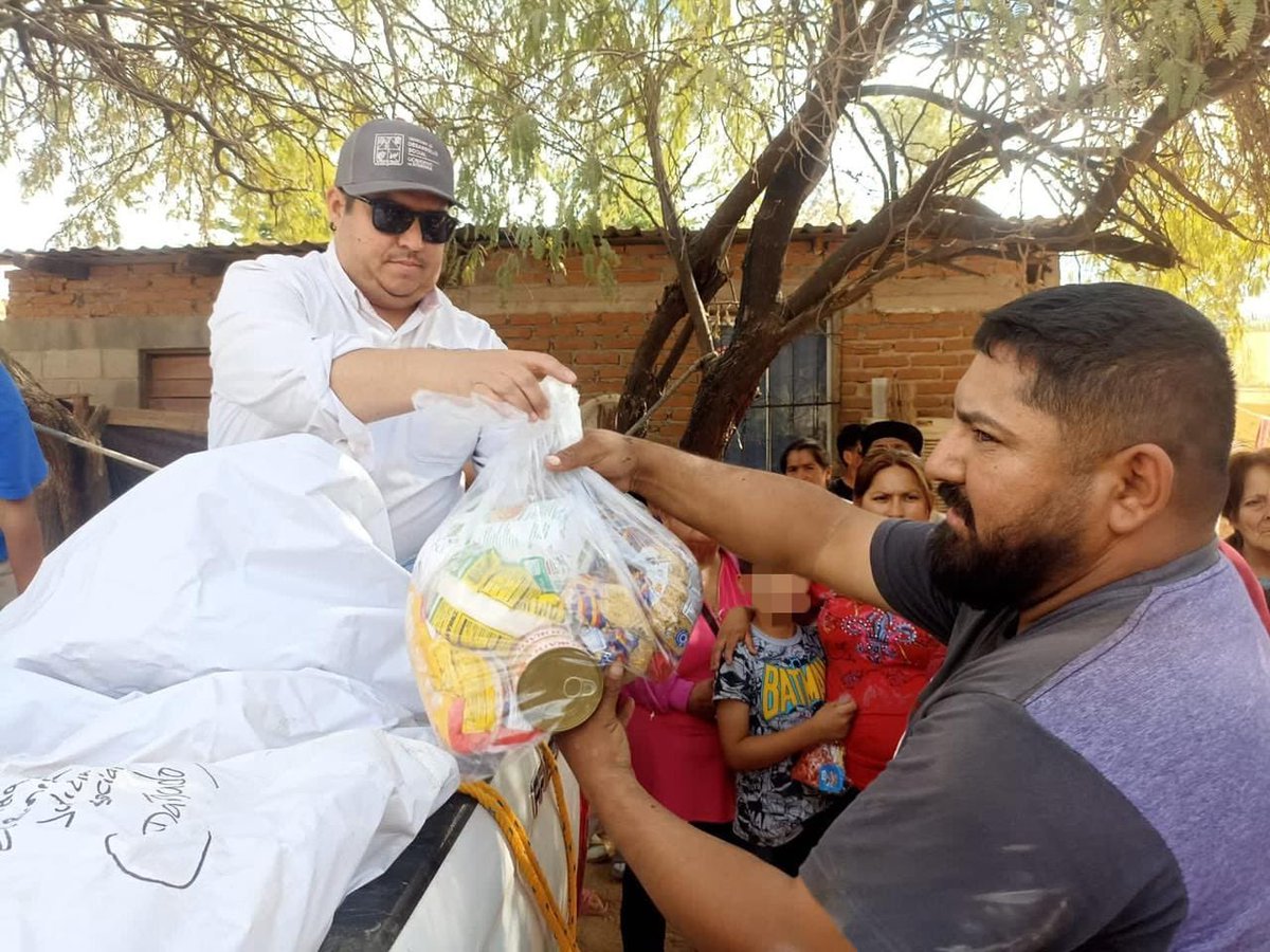 SonoraBienestar's tweet photo. 🟠 La Ruta del Desarrollo en #OperativoNavideño2023 sigue su trayecto, ahora en la colonia Antorcha Campesina de Hermosillo 🤝
🎄🪅 Hicimos entrega de 170 despensas y 140 bolsas de dulces para las familias de este sector de la ciudad, contribuyendo al bienestar de sus hogares https://t.co/hDV1XFcyg6