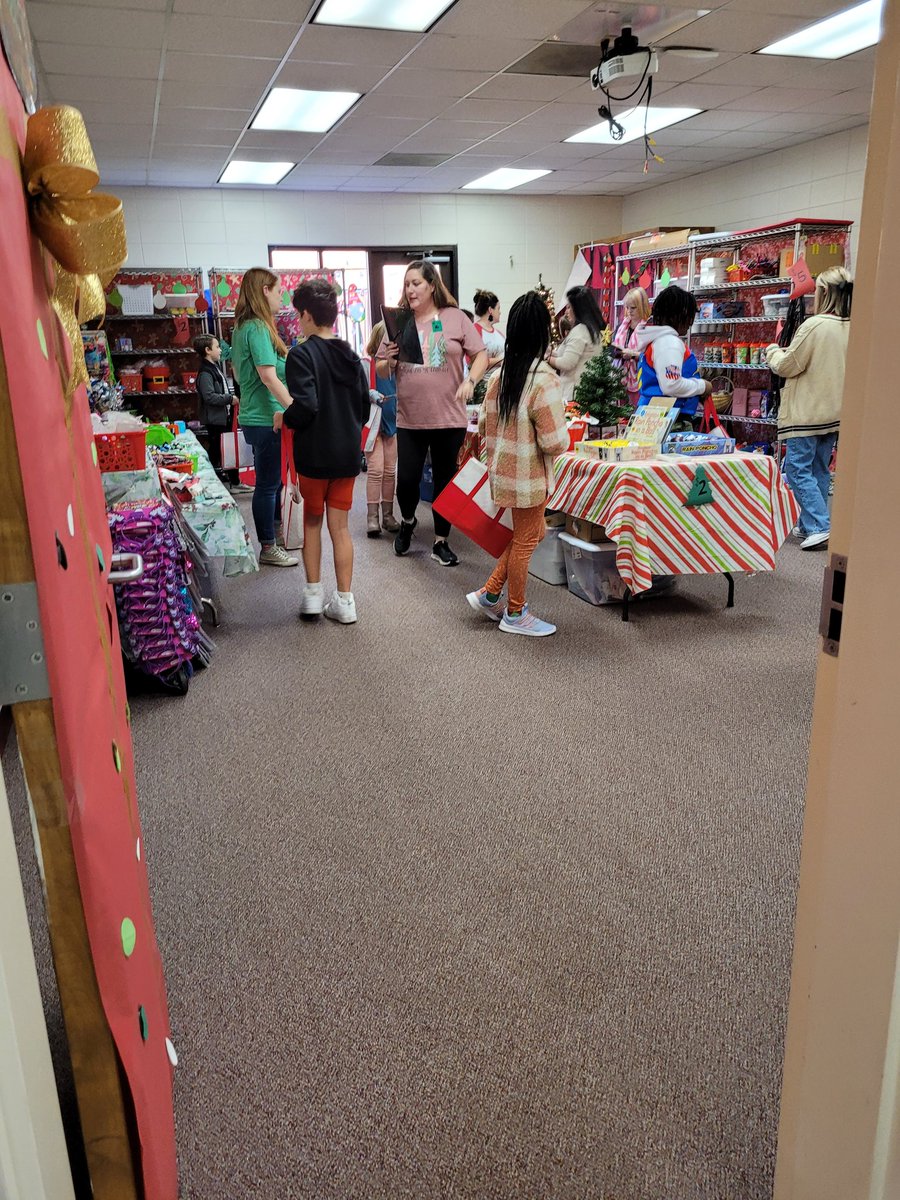 HUB_tigers's tweet photo. December @Hubbard_Elem!!! 🎄🎁🎅 #HUBfamily https://t.co/7V5Jakrf44