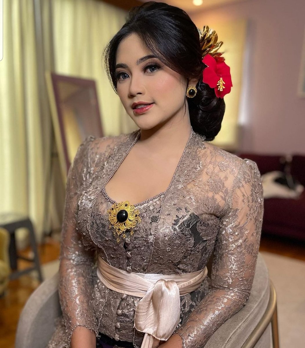 Budaya asli bumi nusantara lebih kreatif dan lebih bebas serta lebih setara daripada budaya gurun timur tengah yg tertutup dan terkungkung!