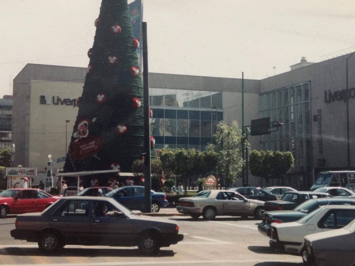 How many cars can you identify from this Mexico City photograph from the mid 90s? There's 5 manufacturers at least!