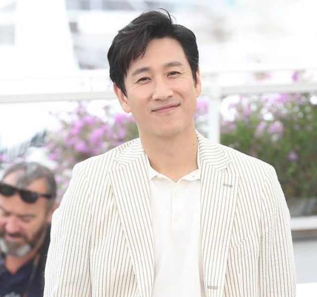 CenayangFilm's tweet photo. Lee Sunkyun dikabarkan meninggal dunia hari ini. RIP. 

Beliau banyak karyanya salah satunya yang membekas di penggemar K-Drama adalah My Mister. 

https://t.co/u2cIwXM0zZ https://t.co/UyiEaOg467
