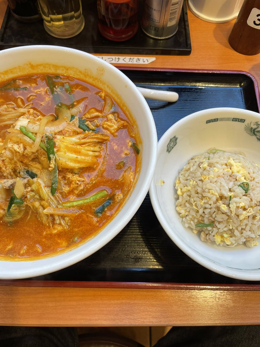 shinichitani's tweet photo. 辛い辛い
パパンだはチゲ風ラーメンが好き
娘ちゃそは辛いのは苦手だけど、チャーハンは好き
チゲ風みそラーメン。
#パパンだ #娘ちゃそ #papanda https://t.co/3MewSjeKBv