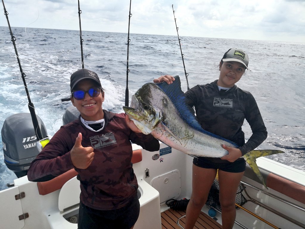 andres_brenes's tweet photo. Estos dos andaban hoy en el Pacífico Central. Uno terminó en Ceviche y el otro va navegando hacia el Pacífico Norte para luego regresar. #YoSoyGarabito #StarClipper MegaYacht https://t.co/UyxazEqXoZ
