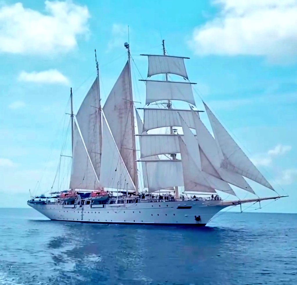 andres_brenes's tweet photo. Estos dos andaban hoy en el Pacífico Central. Uno terminó en Ceviche y el otro va navegando hacia el Pacífico Norte para luego regresar. #YoSoyGarabito #StarClipper MegaYacht https://t.co/UyxazEqXoZ