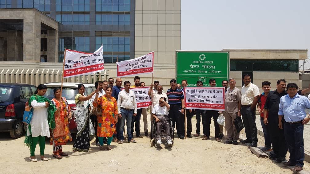 katakwal's tweet photo. @OfficialGNIDA @tejpalnagarMLA @dr_maheshsharma @DhirendraGBN @myogiadityanath @CMOfficeUP @UPGovt @NandiGuptaBJP @JaswantSainiBJP @ChiefSecyUP ऑथोरिटी में जो भी आता है खुदा बन जात�� है, #zeta2 के आवंटी अपने घर का सपना जो 2010 से देख रहे है को तोड़ना सीईओ साहब आपकी खुदाई शक्तियों में शायद इजाफा कर दे। ख़ुश हो लीजिये सर आपने बहुत अद्भुत काम किया है लेकिन हम भी  लड़ेंगे और आपको एहसास करवाएंगे की आप इंसान है खुदा नही। https://t.co/zrtaOonOF8