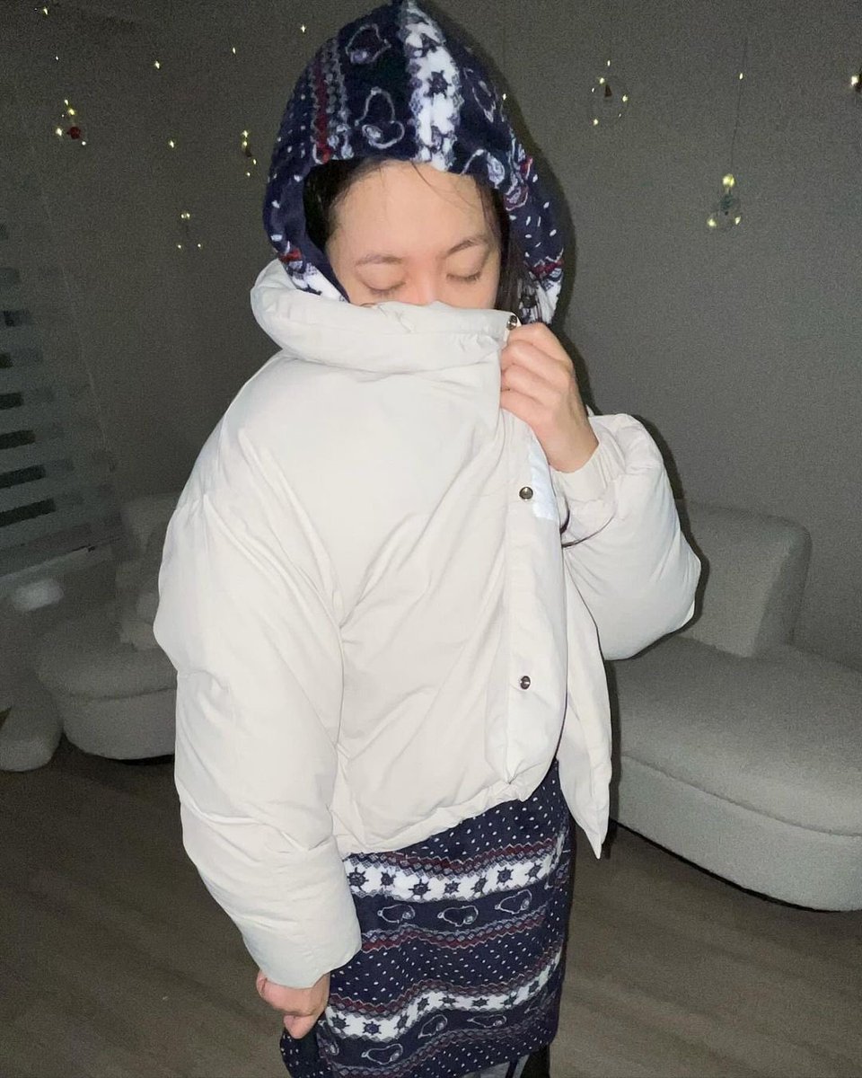 KlMKATY's tweet photo. don’t judge my fluffiness, it’s just the universe whispering, “snuggle up, little dreamer! make yourself pretty with the padding.” let me be a marshmallow astronaut in a galaxy of blankets, lost in the warmth of a season that begs for slow living and whispered dreams. 🩷 https://t.co/YmKL2Oi8uu