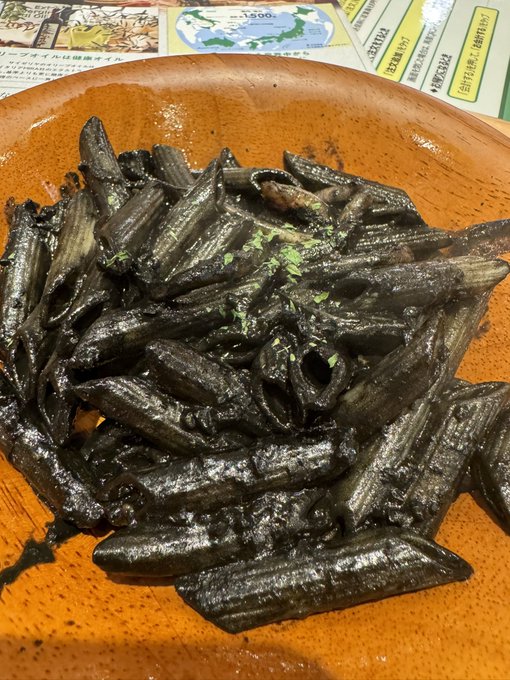 サイゼでイカ墨スパゲッティ頼んだらペンネできたwww
こんなのはじめて 