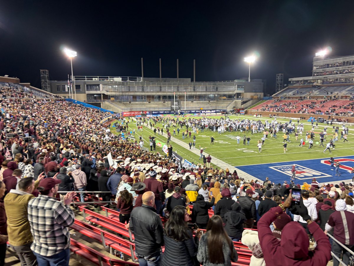 Michell20995021's tweet photo. Bowl Game Champs! We bleed Maroon and Gold. #Familybowl
@ServeproBowl #Eat’EmupCats 
@TxStateBobcats #Siblingalumns 

@JonathanRod_7 https://t.co/eipNKTQi5O