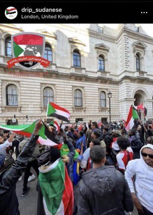 a5medv's tweet photo. أخيرًا بدأ العالم بالسماع عن مأساة السودان !

الصورة من تظاهرة في لندن للتضامن مع السودان وما يحدث فيها ولوقف محاولات الاحتلال للسودان!

Keep Eyes On Sudan! 🇸🇩 
#talkaboutsudan https://t.co/5WW7usMEds