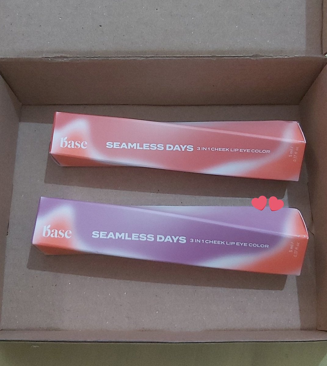 ahgasye's tweet image. Wihii ada yang baru datang nih, akhirnya bisa nyobain Seamless 3 in 1 cheek lip eyes nya dari @itsmybase #seamlessbase #localproduct 

Aku ambil shade 04 Charming Cherry (red) dan 05 Passion Plum (purple)

Disclaimer : ini aku beli sendiri di tiktokshop mumpung lagi diskon.