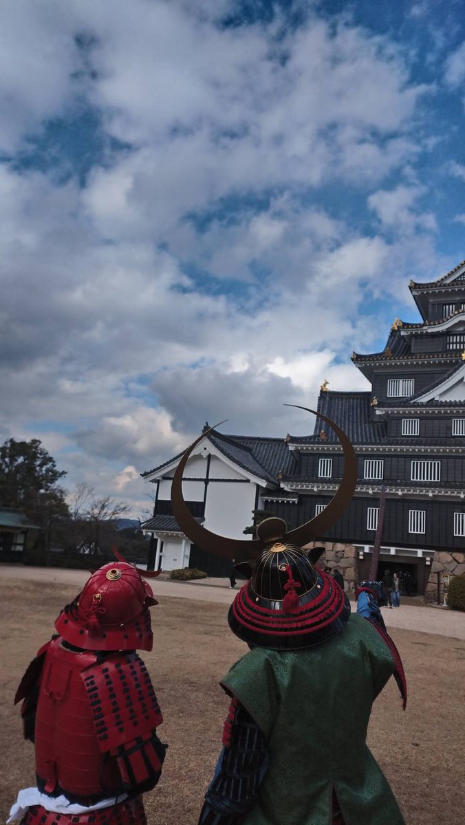 okayamabushotai's tweet photo. 甲冑体験のお客様に城主自ら城の説明を！
宇喜多・・・いやっ、岡山が世界に誇る城は今日もカッコいいです♪

#岡山城 #甲冑 #武将隊 #宇喜多 #okayamacastle #okayama #japan #samurai https://t.co/5WIpafUSba
