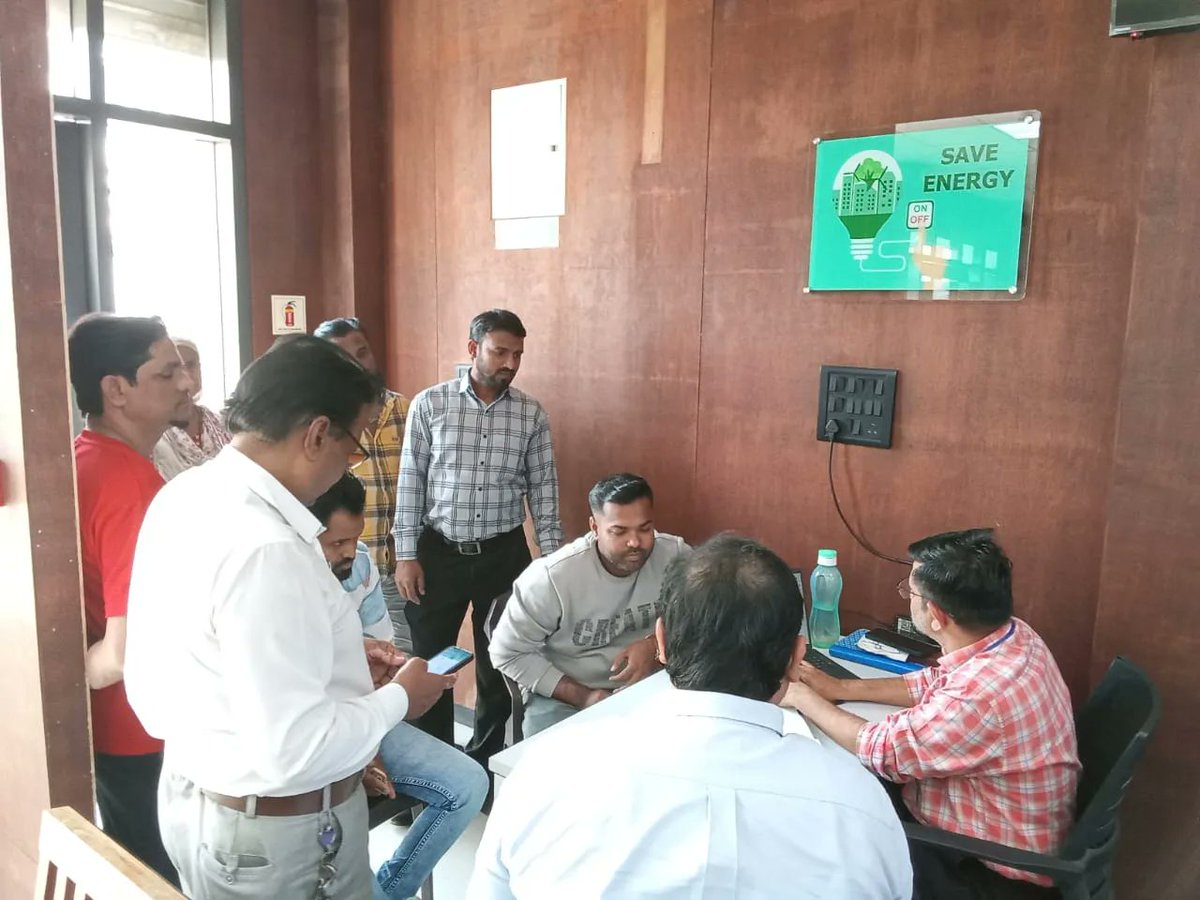 SAIFPATHAN84's tweet image. AIMIM मुंब्रा टीम #MSEDCL अधिकारी से मुलाकात कर टोरेंट पावर लिमिटेड द्वारा जो मुंब्रा की आवाम से PD बकाया बताके जबरन वसूली की जा रही है। AIMIM टीम आवाम के साथ MSEDCL अधिकारी से उन बिलों का CPL करवाके उसे दुरुस्त करवाते हुए।
@aimim_national @MSEDCL