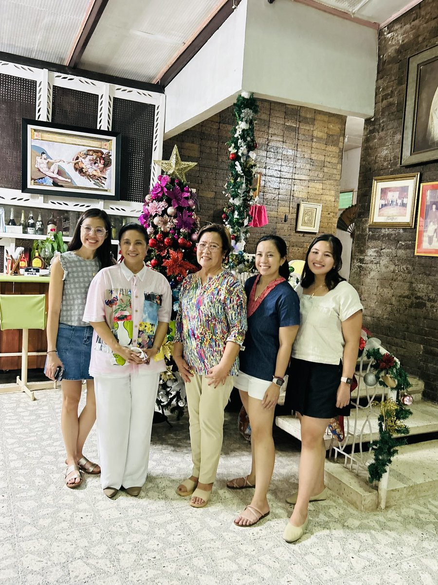 BicolanoP's tweet photo. Such a treat for our family to have @lenirobredo , @aikarobredo @jpgrobredo @jillrobredo visit @AttyLeiladeLima on the day after Christmas Day. I see grace & intellect. I see a bright future β€οΈπ΅π. #LeilaisHome #Robredos #BicolanaGrace https://t.co/Wf4C0B7gTk