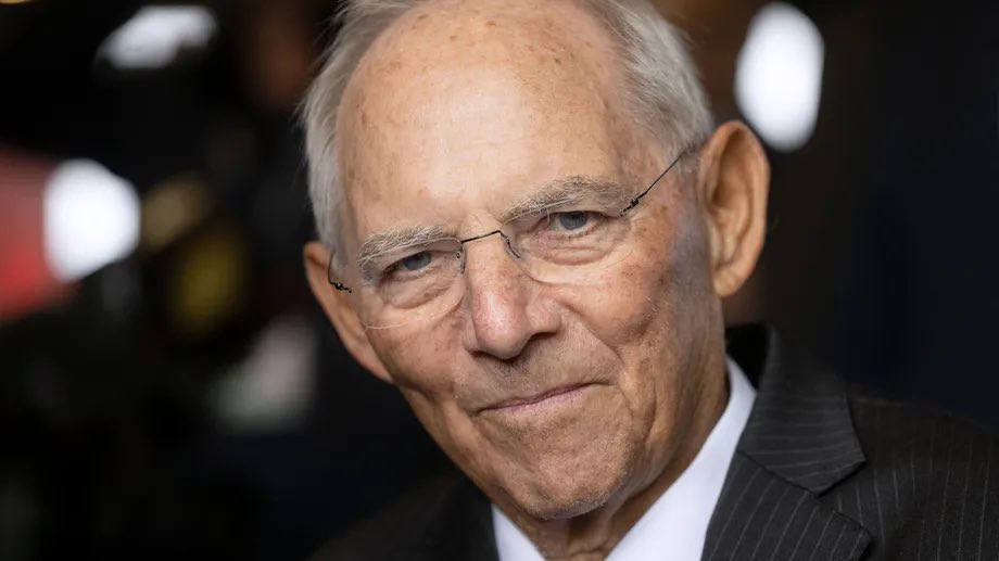 È morto Il politico della CDU #WolfgangSchäuble. Uomo del rigore e grande avversario di Merkel. Aveva 81 anni.
