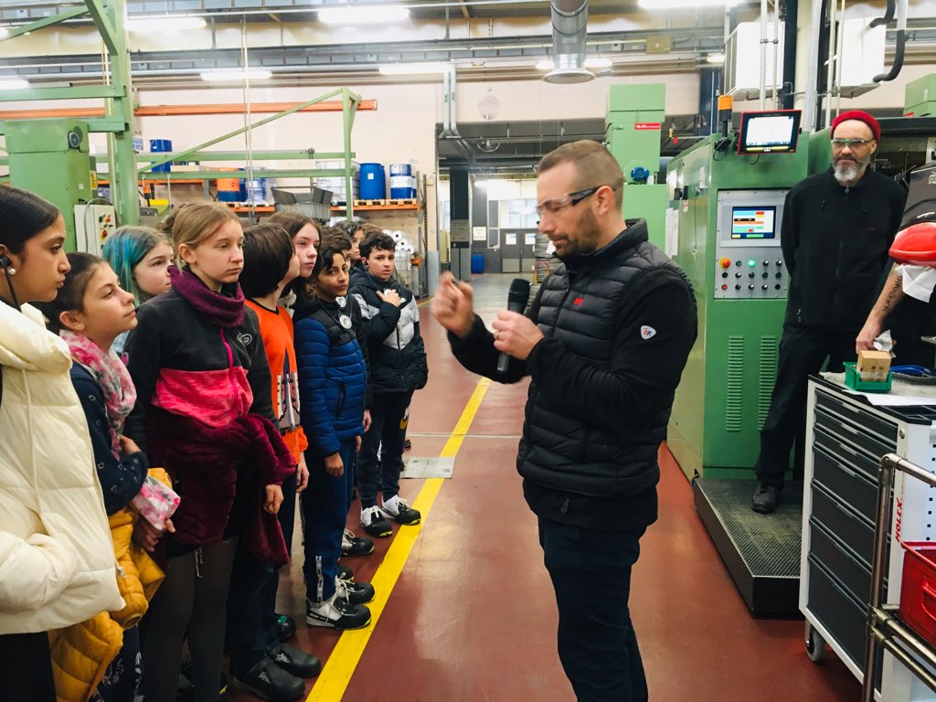 RepCollege's tweet photo. Accompagnés de leur professeur de technologie, les élèves de 4C ont visité l'entreprise @sfs spécialiste de la visserie industrielle dans le cadre de la semaine de l'industrie organisé par l'IUMM. Les élèves ont adoré la visite de ce site. #sfs #iumm #semainedelindustrie https://t.co/jcd5fc8R1f
