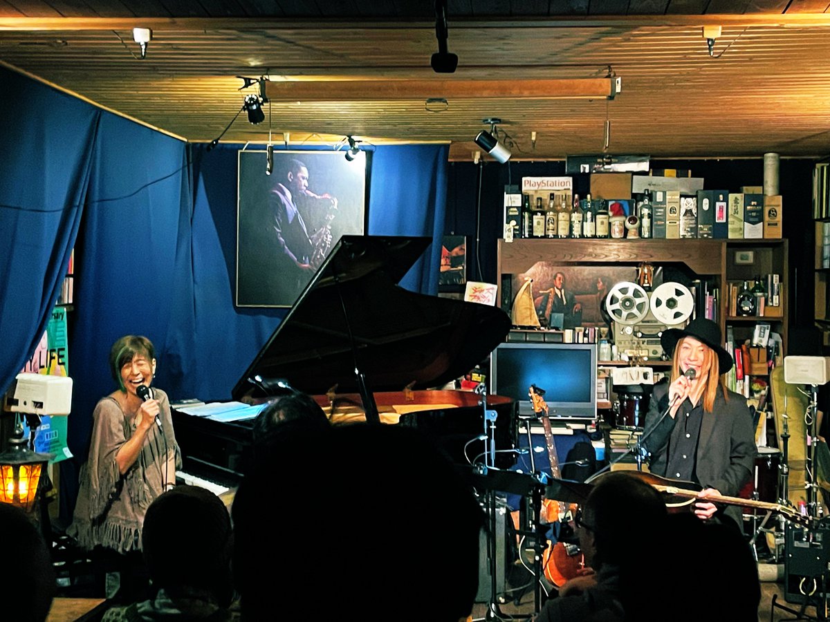 takatakatakaan's tweet photo. 2023.12.25
Maasai to Sakai to…
「トーキーナイト・ホーリーナイト」
クリスマスを一緒に過ごしたみなさんありがとうございました。
これからも素敵な縁が紡がれていきますように。
たくさんたくさんのプレゼントありがとうありがとう✨
#ピアノ #ギター #JAZZFLASH #川崎祥子 #ケーキ #おでん https://t.co/Vo5GKIDarr