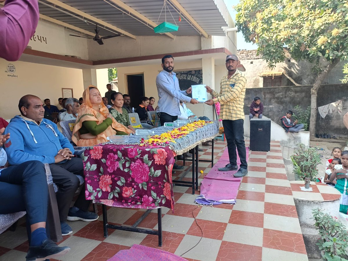 સરકારશ્રીના ઉમદા વિકાસ કાર્યની ગાથાનું વર્ણન કરતી વિકસિત ભારત સંકલ્પ યાત્રાનું સરવાણીયા ગામે આગમન થયું. સ્થાનિક પદાધિકારીઓની હાજરીમાં ગ્રામજનોને સેવા/લાભોનું વિતરણ કરવામાં આવ્યુ. તથા PMશ્રીનું લાઈવ પ્રસારણ નિહાળવામાં આવ્યું. #HamaraSankalpViksitBharat #ViksitBharatSankalpYatra