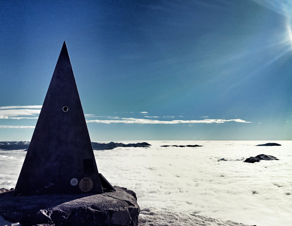 lubon72's tweet photo. Non c'è niente di meglio del partire da casa in una grigia giornata e ritrovarsi sui monti al di sopra delle nuvole...

Ieri sul monte Visolo (2.370m) da cui vedendo emergere dalle nubi alcune isolate vette veniva spontaneo ricordare una vecchia canzone "l'isola che non c'è"! https://t.co/sKZMddptGu