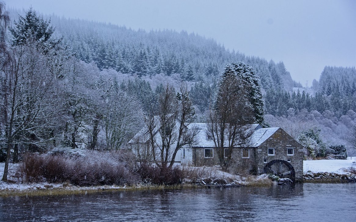 ❄️ A beautiful winter scene in Loch Tummel, #Scotland, UK 🇬🇧 🏴󠁧󠁢󠁳󠁣󠁴󠁿