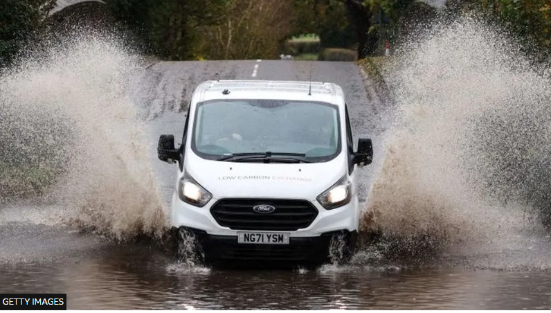 BBCRadioStoke's tweet photo. Motorists across #Staffordshire and #Cheshire are being advised to take extra care today as @themetoffice has issued a yellow warning for heavy rain until this evening. The @EnvAgency has also issued 4 flood alerts for Staffordshire as Storm #Gerit hits the country. https://t.co/jCEXq96mMw