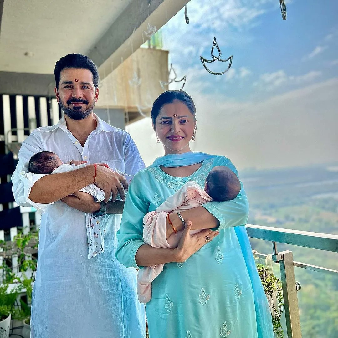 fillamwala's tweet photo. Rubina Dilaik's heart is filled with gratitude as she celebrates the one-month with her darling twins, Jeeva and Edhaa. 🌟👶
#rubinav #rubinavforever #rubinadilaik #abhinavshukla #actress #edhaa #jeeva #babygirl #twingirls #twins #onemonthcompleted #congratulations #fillamwala https://t.co/n8o83wOYhe