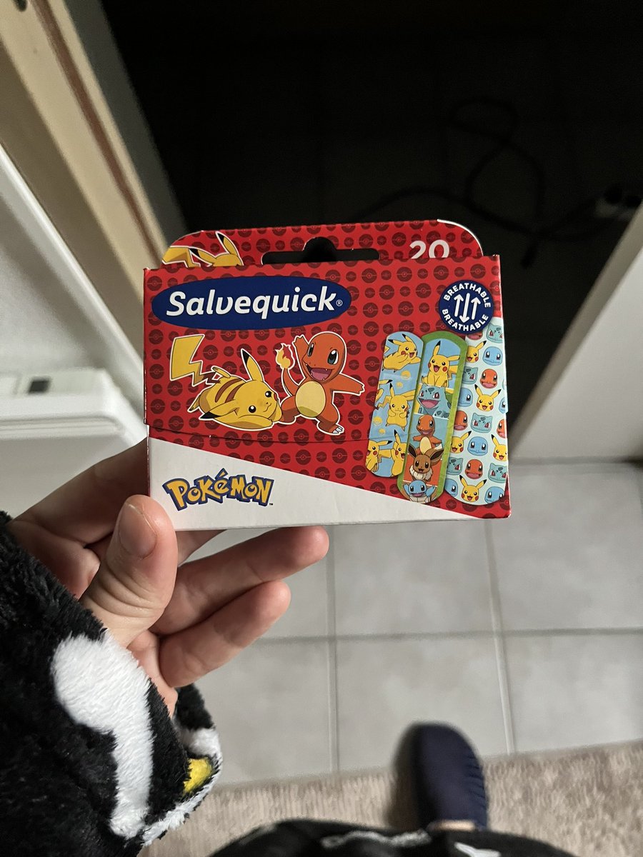 ShunYuno's tweet photo. @WankilStudio Ma copine m’a offert ça en me disant vue que le chat te griffe toujours et que t’aime Pokémon j’ai penser à toi… 
(Elle m’avait prévenu que ça serait pas ouf comme cadeaux) https://t.co/iHBP6MTerS