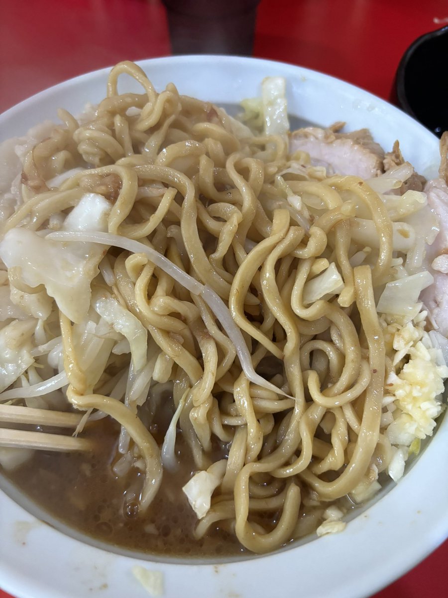 Azuki_y0516's tweet photo. ラーメン二郎札幌店
ラーメン麺少なめニンニク少しアブラ＋たまご

北海道出張にて訪問。
僕好みの乳化スープに味染み麺＋神ホロ豚で気絶。うますぎる。
麺少なめにしたことを悔いる一杯。
再訪を誓う。 https://t.co/pfM4hs18NA