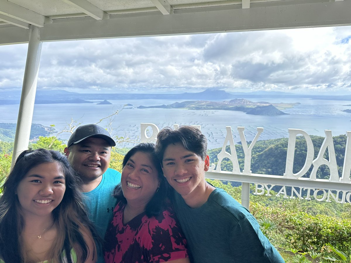 lolanadan's tweet photo. Lunch at Tagaytay’s BALAY DAKO, overlooking Taal Volcano  #ALAHERNANDEZEH https://t.co/K2ttxZI5mm