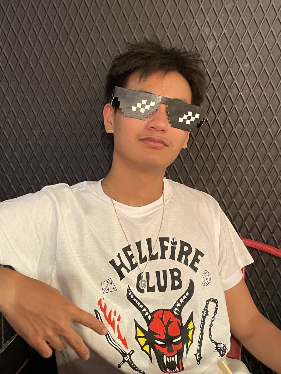 ferniworld's tweet photo. para q m conozcáis un poco más, soy fernando, aunque m suelen llamar ferni. tengo 18 años y estudio ingeniería informática. originariamente era d china, pero a los 3 años m adoptaron y m vine aquí a españa. mucho gusto 🤝(menos si eres comunista). adjunto fotos mías 🤠 https://t.co/do0FSySSsF