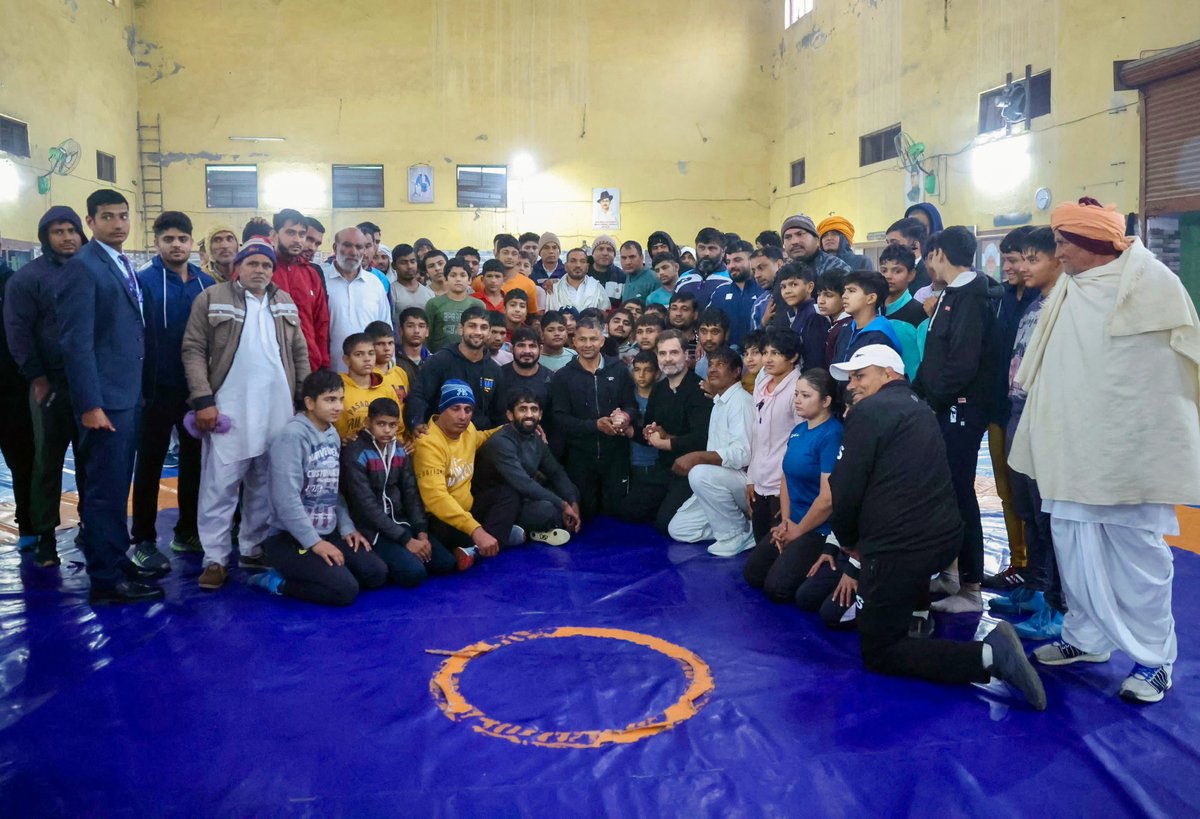 JagbaniOnline's tweet photo. ਰਾਹੁਲ ਗਾਂਧੀ ਨੇ ਬਜਰੰਗ ਪੂਨੀਆ ਨਾਲ ਕੀਤੀ ਕੁਸ਼ਤੀ, ਫਿਰ ਪਹਿਲਵਾਨਾਂ ਨਾਲ ਬਾਜਰੇ ਦੀ ਰੋਟੀ ਤੇ ਸਰ੍ਹੋ ਦੇ ਸਾਗ ਦਾ ਲਿਆ ਸਵਾਦ
#Congress #RahulGandhi #Wrestles #Olympian #BajrangPunia #VirenderAryaAkhara #Jhajjar @RahulGandhi https://t.co/QEHhsx955k