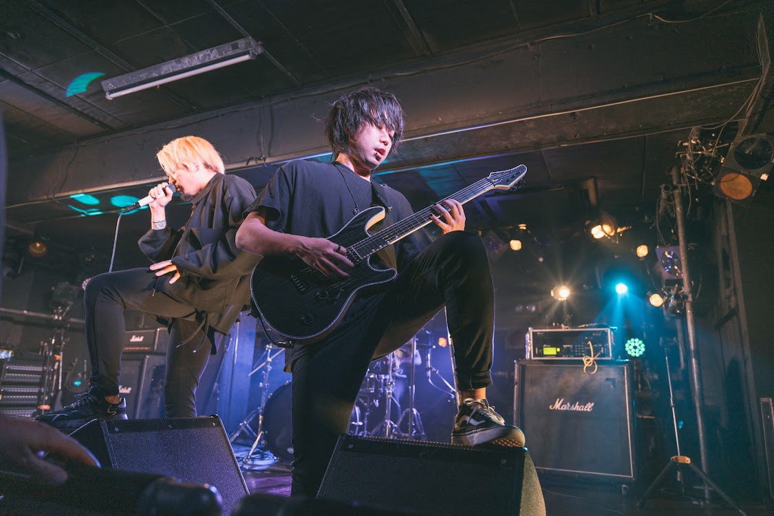 TCI_official_JP's tweet photo. 渋谷CYCLONE&amp;GARRET
2 VENUES CIRCUIT EVENT

SHIBUYA CYCLONE YEAR END SPECIAL!! -DAY2-

毎年ありがとうございます！

-SET LIST-
1.TAKE ME HOME
2.NIGHTMARE
3.CHANGING MY SHAPE
4.MORE THAN EVER
5.OVERCOME
6.EVERYTHING

Photo by @dim_photo 

#THECHAOSINSIDE #ケイオス #CYCLONEANDGARRET https://t.co/4kiZG9ec05