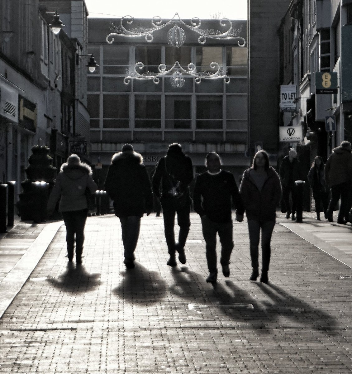 The boys are back in town
#bnw #bnwphoto #bnwphotography #towncentre #streetphoto #streetphotography #sonya6300