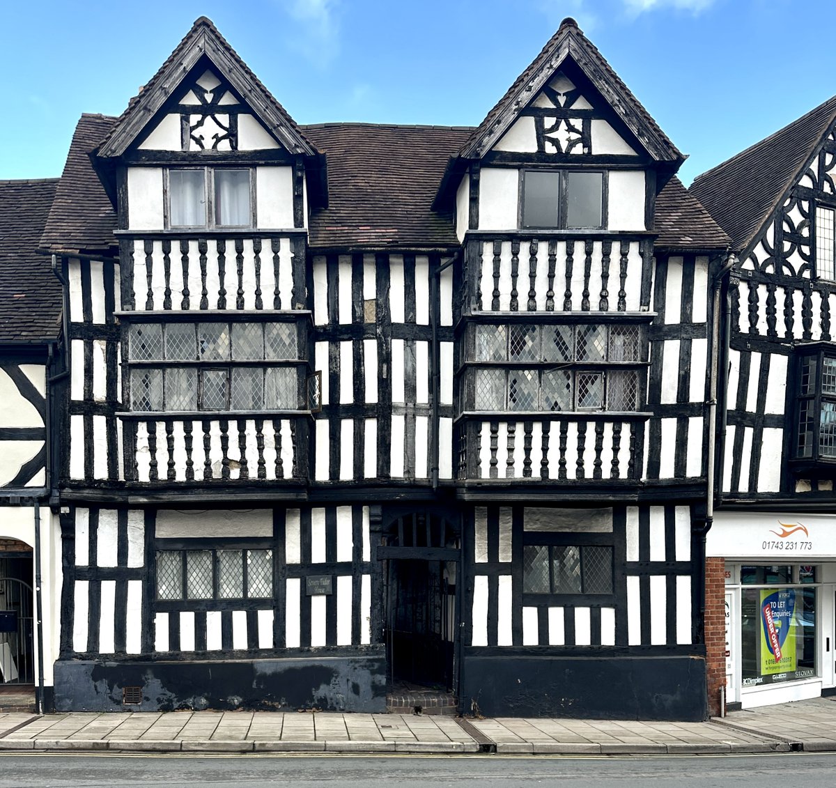 fotofacade's tweet photo. A little something to add a bit of zest to Betwixtmas - lovely early C17th timber framed building on Frankwell, Shrewsbury. Love the central access passage. https://t.co/V685t4wpOJ